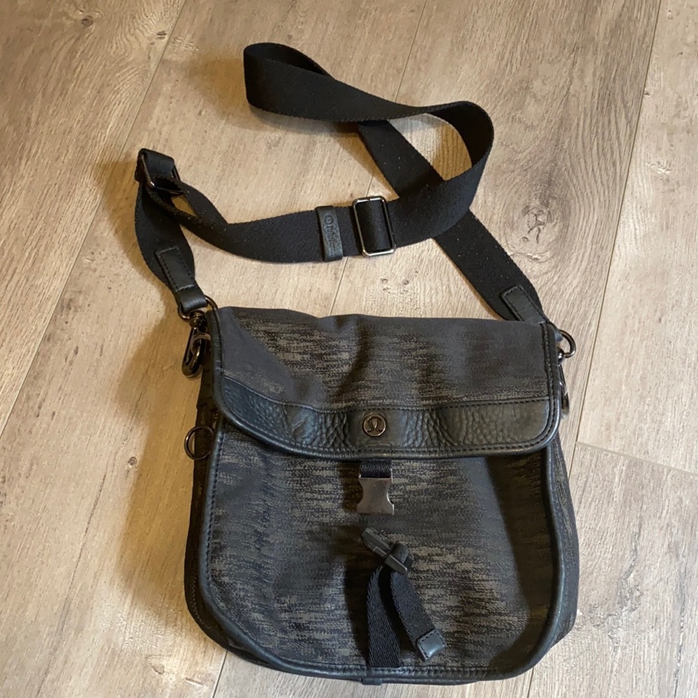 Lulu lemon cross body bag